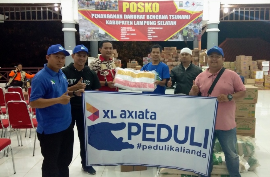 Tim Siaga Bencana XL Axiata #PeduliLampung bersama perwakilan tim BPBD menyerahkan bantuan darurat untuk para korban di tempat pengungsian yang berlokasi di Posko Utama Rumdin, Kecamatan Kalianda, Kabupaten Lampung Selatan.