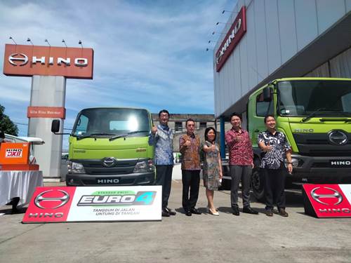 PT Hino Motors Sales Indonesia bersama dealer resmi area Provinsi Riau, PT Gita Riau Makmur, Selasa (14/6/2022) perkenalkan varian baru Hino Euro4 di Pekanbaru.Foto budy 