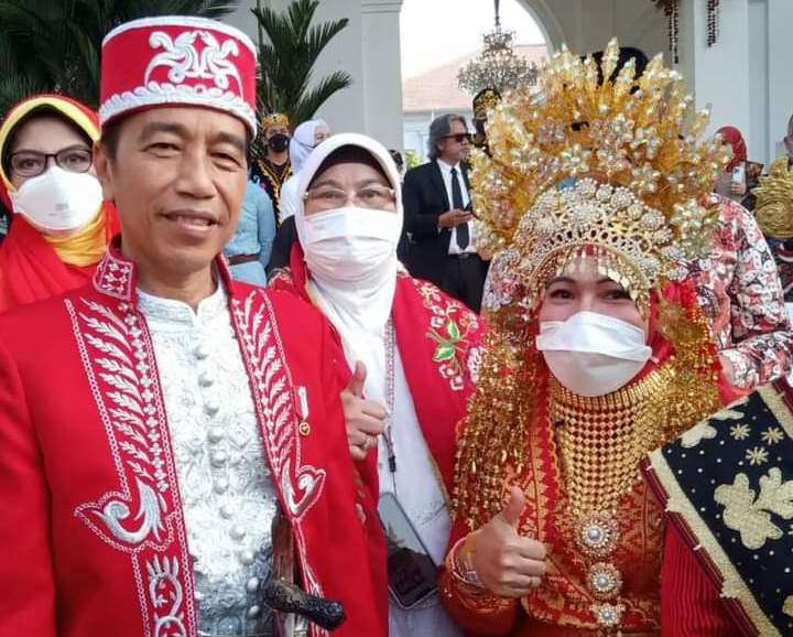 Radiografer RSUD Tengku Rafian Siak, Suraini Gorat AMR SKM bersama Presiden Jokowi usai Upacara HUT ke-77 RI di Istana Negara.(foto: diana/halloriau.com)