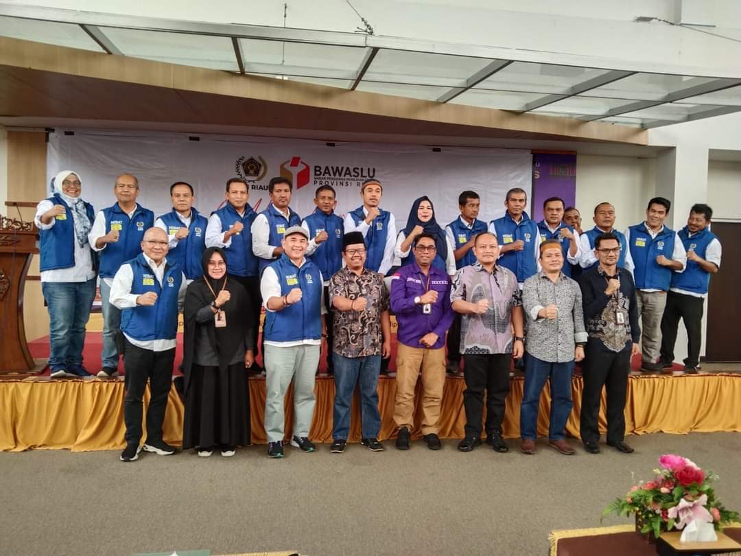 Ketua PWI Riau, H Zulmansyah Sekedang melantik Pengurus Masyarakat Pers Pemantau Pemilu (Mappilu) PWI Riau di Gedung Puswil Soeman HS (foto/ist)