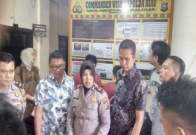 Dua pemuda yang diamankan Polsek Kota Pekanbaru.