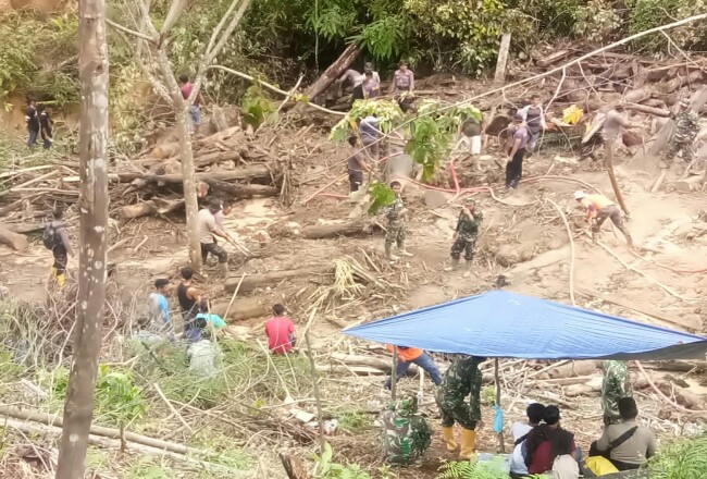 Bencana tanah longsor di Rohul mengakibatkan 2 orang warga masih hilang.