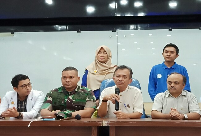 Plt Kadinkes Dumai Syahrinaldi didampingi Sekretaris dr. Syaiful memberikan keterangan pers terkait COVID-19 di RSUD Dumai belum lama ini.