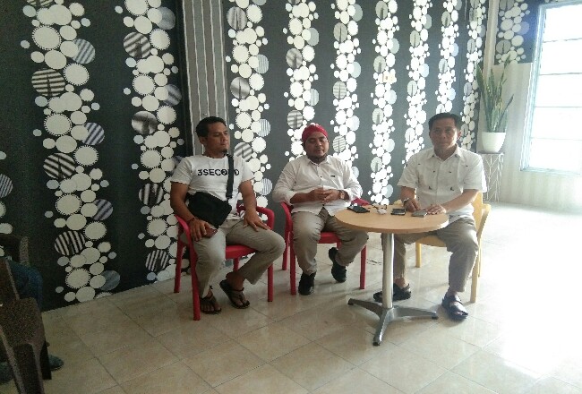 Bakal Calon Wakil Bupati, Nasaruddin SH, didampingi Ketua Koalisi Pelalawan Maju Junaidi Purba (kiri) dan Jubir Koalisi, Tengku Khairil (kanan).