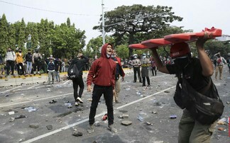 Demonstran penolak Omnibus Law Cipta Kerja bentrok dengan polisi di Harmoni, Jakarta Pusat, Kamis (8/10/2020). Foto: CNNIndonesia