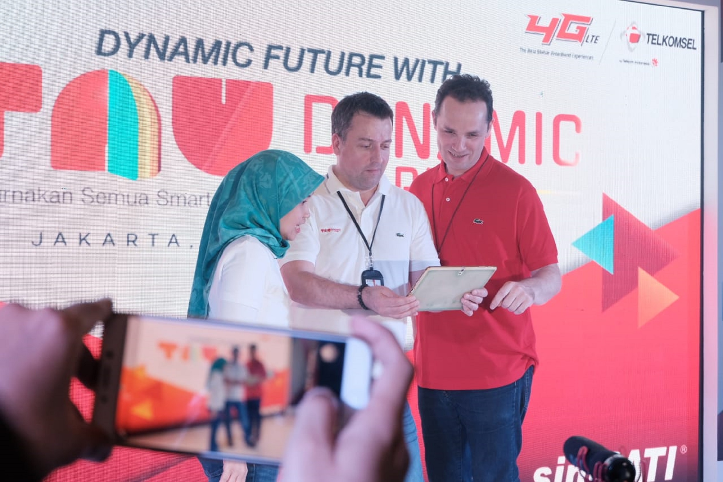 (Ki-Ka) Vice President Prepaid Marketing Telkomsel Riny Novitriyanti, Direktur Marketing Telkomsel Alistair Johnston dan Head of Digital Lifestyle Telkomsel Crispin Tristam saat meluncurkan paket bundling “Telkomsel Android United (TAU) Dynamic Plan di Jakarta.