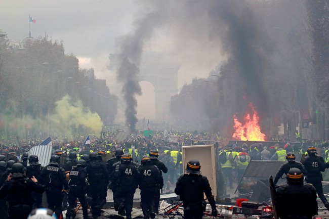 Pengunjuk rasa memakai rompi kuning sebagai simbol penyupir Prancis memprotes kenaikan BBM. Foto : Detik.com