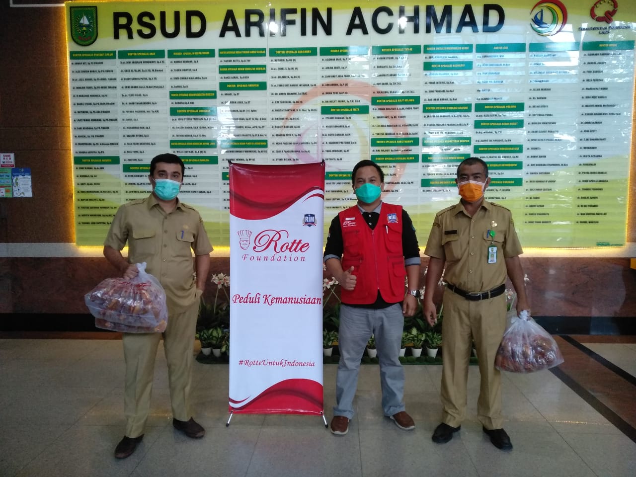 Yayasan Rotte Indonesia Mulya menyalurkan paket nutrisi tambahan untuk petugas medis