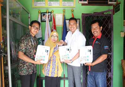 Pjs Unit Manager Comm Rel & CSR Pertamina RU II Dumai Didi Andrian Indra Kusuma menyerahkan bantuan program TJSL.