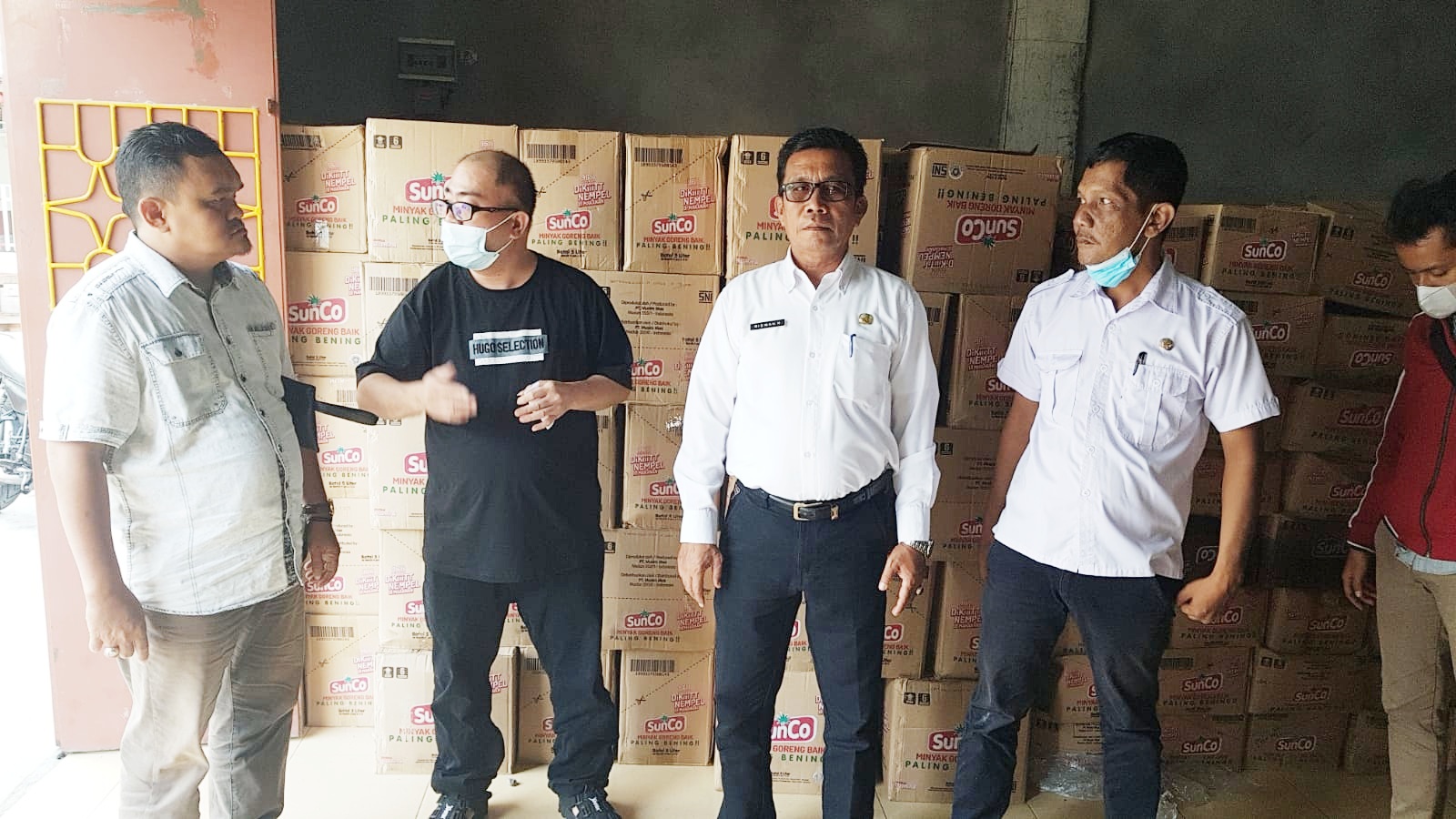 Petugas melakukan sidak ketersediaan minyak goreng di sejumlah agen di Kota Selatpanjang