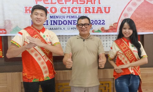 Ketua PSMTI Riau, Stephen Sanjaya bersama Koko Landon dan Cici Pauline yang akan wakili Riau di ajang Koci Nasional 2022.(foto: rahmat/halloriau.com)