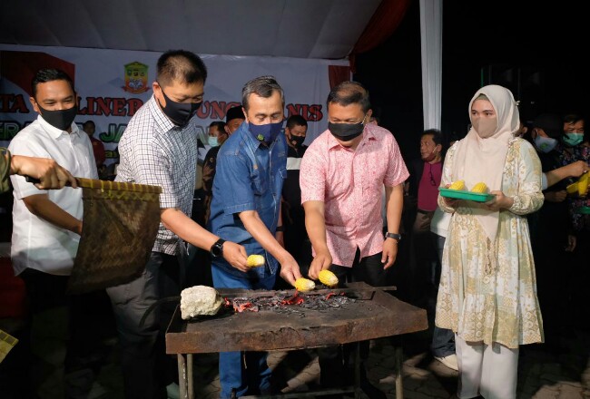 Kapolda Riau dan Gubernur Riau menggelar acara wisata kuliner bakar jagung.