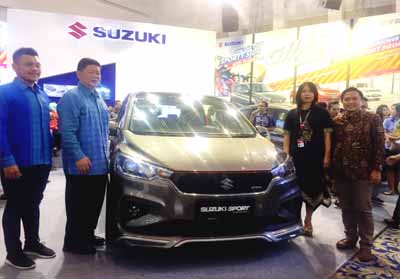 Harold Donnel, 4W Head of Brand Development & Marketing Research PT Suzuki Indomobil Sales meninjau langsung booth Suzuki pada pembukaan GIIAS Surabaya (15/9)
