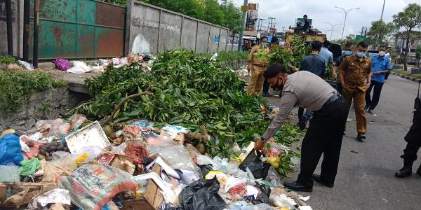 Petugas Kepolisian dan pihak kecamatan ikut menangani tumpukan sampah 