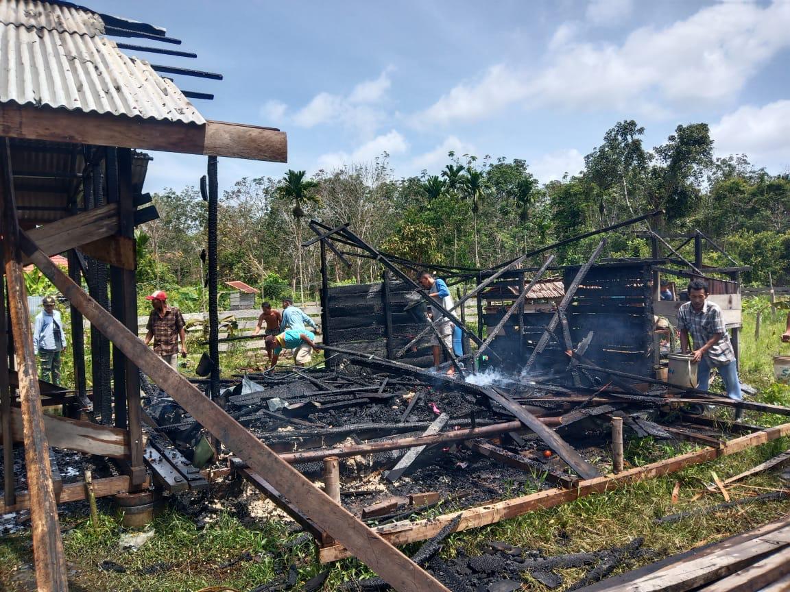 Satu unit rumah warga Desa Sungai Tohor, Kecamatan Tebingtinggi Timur, Kepulauan Meranti, ludes terbakar, Selasa (19/1/2021) siang. 