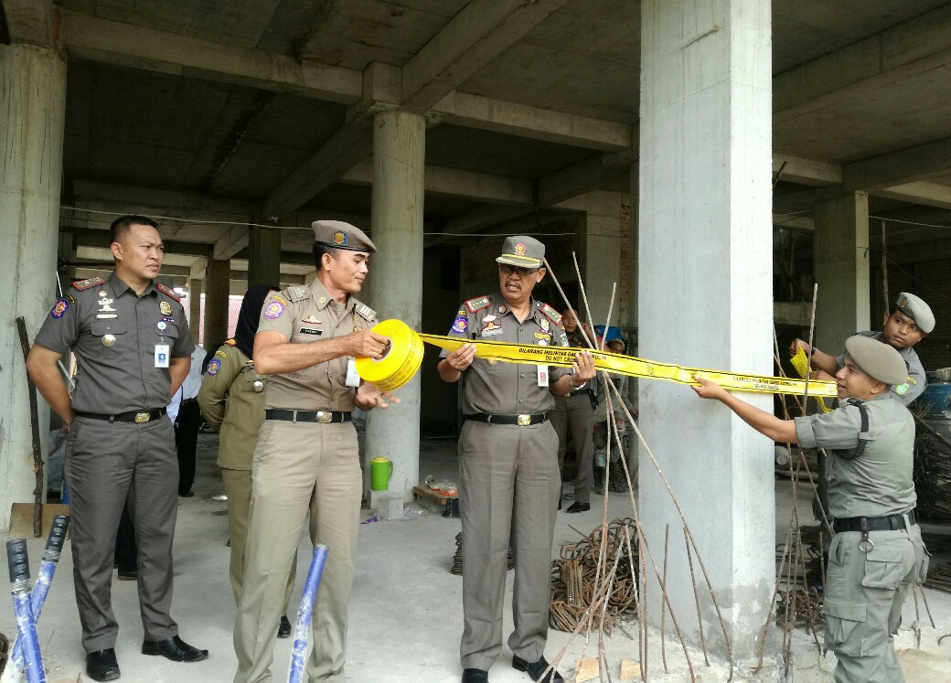 Kepala Satpol PP RH Bambang Wardoyo SH menyegel bangunan Hotel Platinum di Jalan Patimura Dumai. FOTO: Bambang