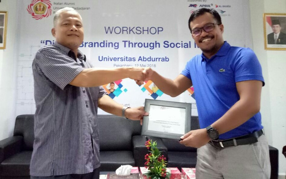 Penyerahan cenderamata dari Ketua IKA UNPAD Riau, Rudi Fajar kepada Wakil Rektor 1, Dr. M Saeri, dalam acara Workshop Digital Branding Through Social Media, Sabtu (12/5/2018), di Universitas Abdurrab, Pekanbaru.