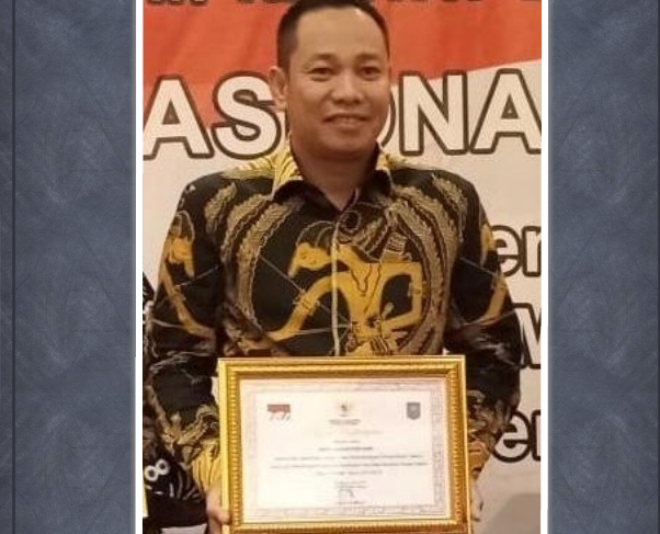 Ketua Dewan Perwakilan Rakyat Daerah (DPRD) Kabupaten Siak, Indra Gunawan saat terima penghargaan.
