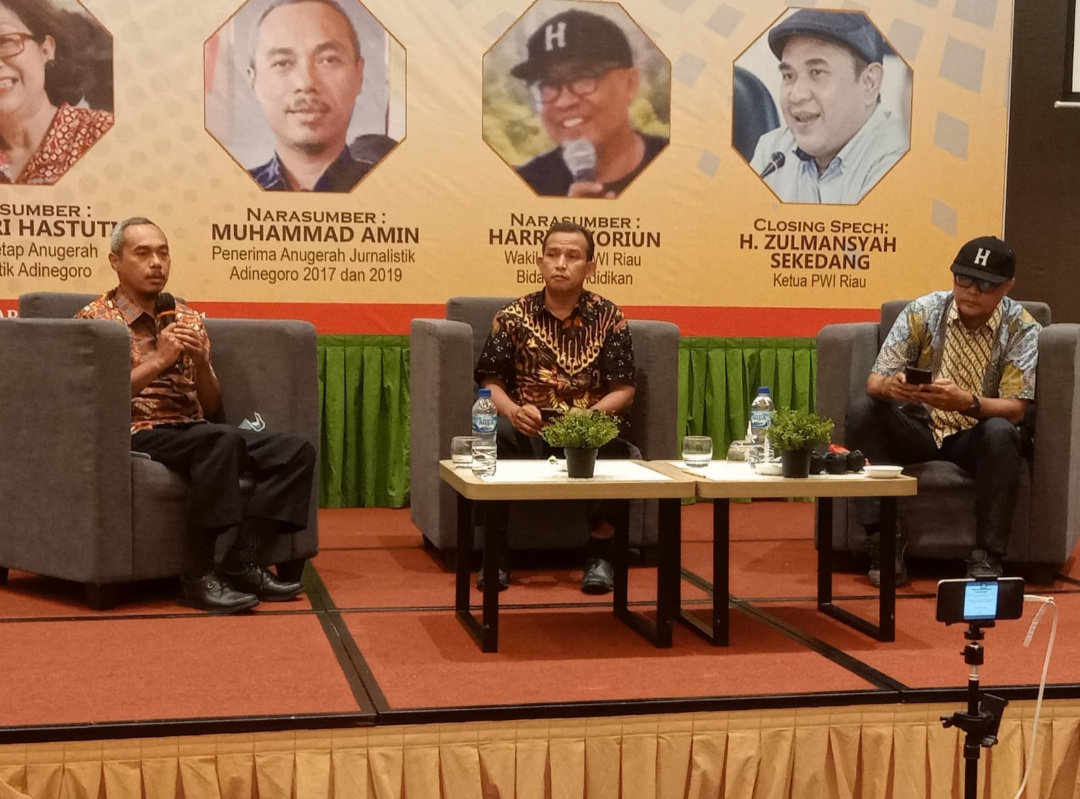 Penyampaian materi pelatihan Anugerah Jurnalistik Adinegoro yang digelar PWI Riau. 