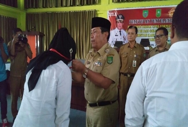 Bupati Sukiman, melepas tanda peserta Latsat CPNS Rohul tanda penutupan Latsar, setelah menjalani pelatihan diikuti 175 CPNS di Rohul.