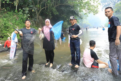 Sekda Abdul Haris, Ketua DW Netty Herawati, bergabung dengan masyarajat ikut kegiatan muncokou ikan di Sungai Larangan Desa Kubang Buaya 