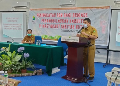 Kepala Dinas (Kadis) Lingkungan Hidup dan Kehutanan (LHK) Provinsi Riau, Makmun Murod saat membuka kegiatan "Peningkatan SDM Bagi Brigade Penanggulangan Karhutla di Masyarakat Sekitar Hutan" yang digelar di Pekanbaru, Selasa (23/2/2021).