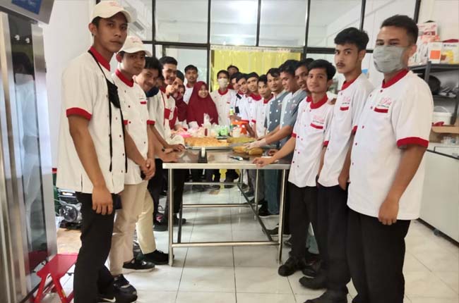  PT. Rotte Ragam Rasa melakukan Training Leader Produksi bagi sejumlah outlet cabang, baik di dalam Kota Pekanbaru maupuan di luar kota yang dilakukan selama dua hari berturut-turut, sejak Selasa (16/6/2020) hingga Rabu (17/6/2020).