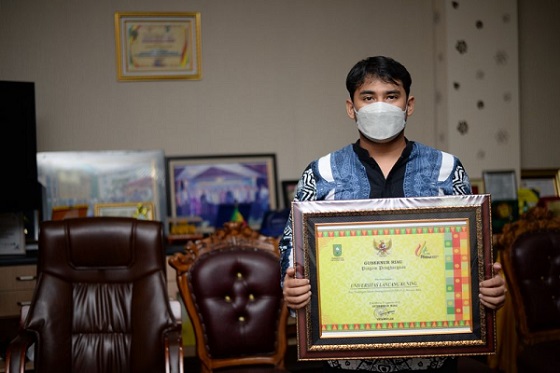 Unilak Pekanbaru mendapatkan penghargaan dari Gubernur Riau, Syamsuar