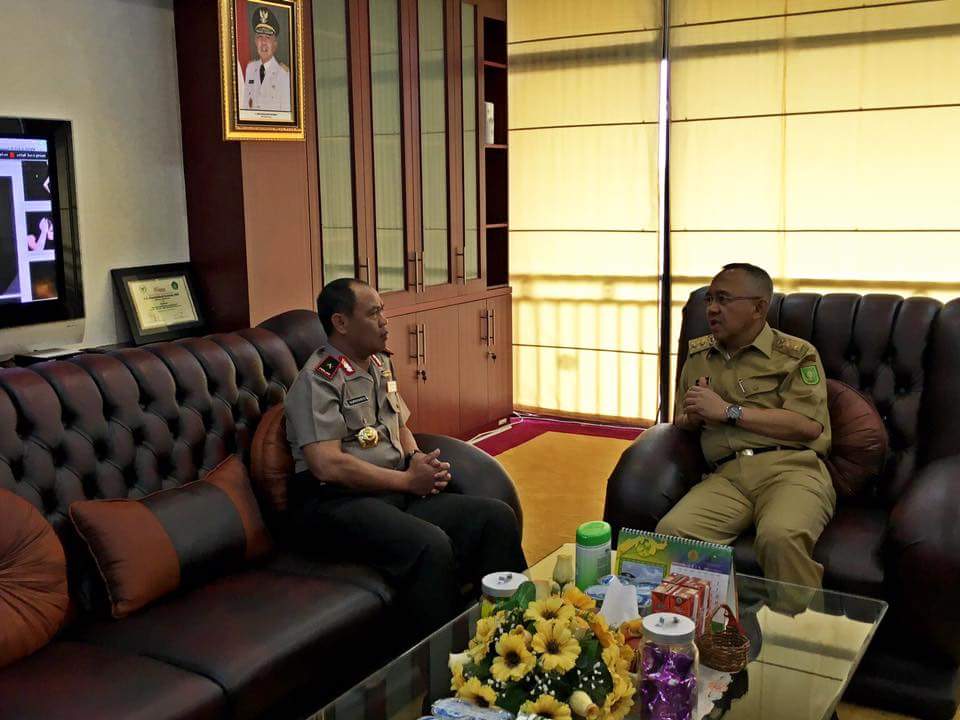 Plt gubri berbincang dengan Kapolda Riau diruang kerjanya