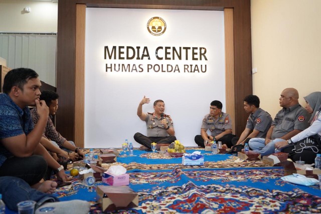 Pertemuan Kapolda Riau dengan sejumlah wartawan di Kota Pekanbaru, Selasa (26/11/2019) siang, di Jalan Bima kantor Multimedia Bidhumas Polda Riau. 
