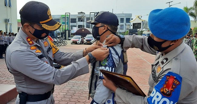 Kapolres Dumai, AKBP Andri Ananta Yudisthira mengenakan pita tanda operasi lilin Lancang Kuning 2020 kepada petugas Dishub Dumai.