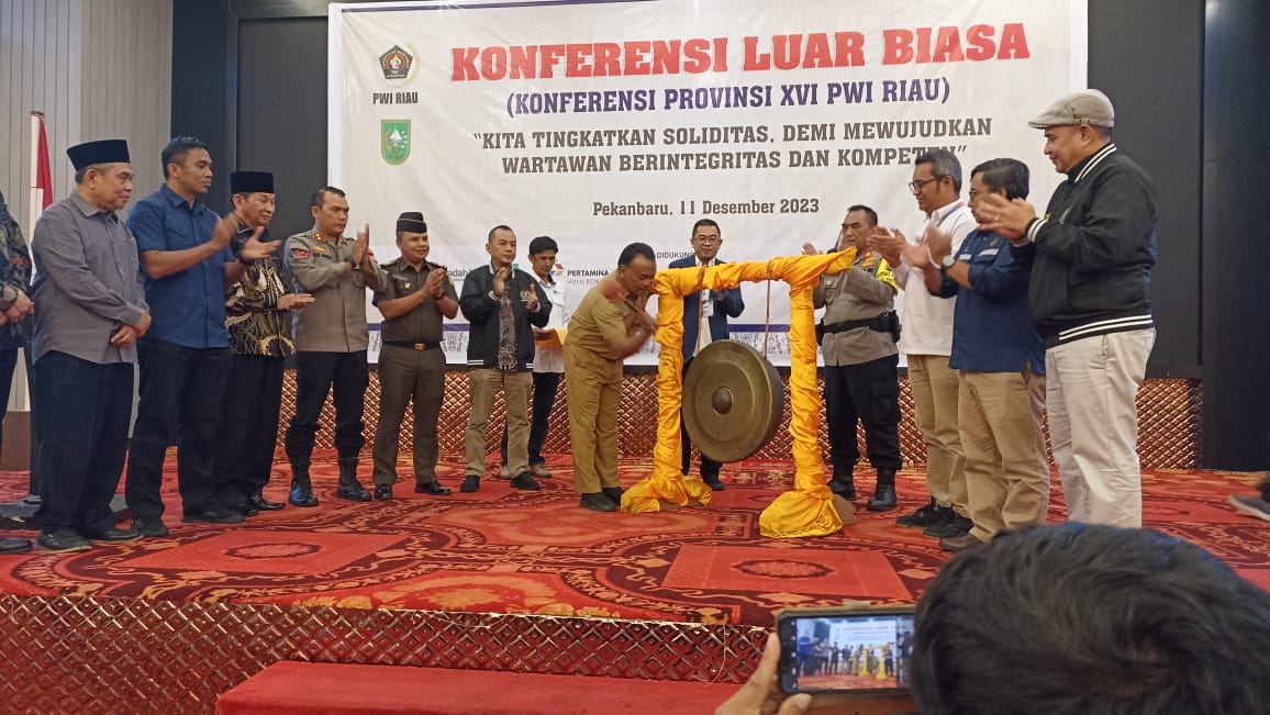 Staf Ahli Gubernur Riau Yurnalis resmi membuka Konferensi Luar Biasa PWI Riau yang digelar hari ini (foto/rahmat)