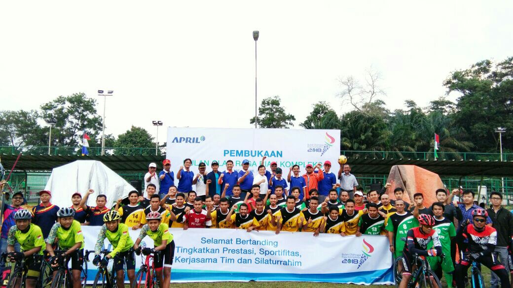 Para peserta bersama manajemen RAPP usai pembukaan Bulan Olahraga Riaukompleks 2018, RAPP, Sabtu (7/4), di Lapangan Sports Center, Pangkalan Kerinci, Pelalawan, Riau.