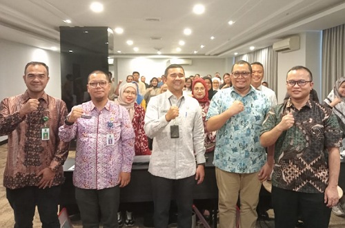 Kadisnakertrans Riau bersama peserta Bimtek.(foto: sri/halloriau.com)