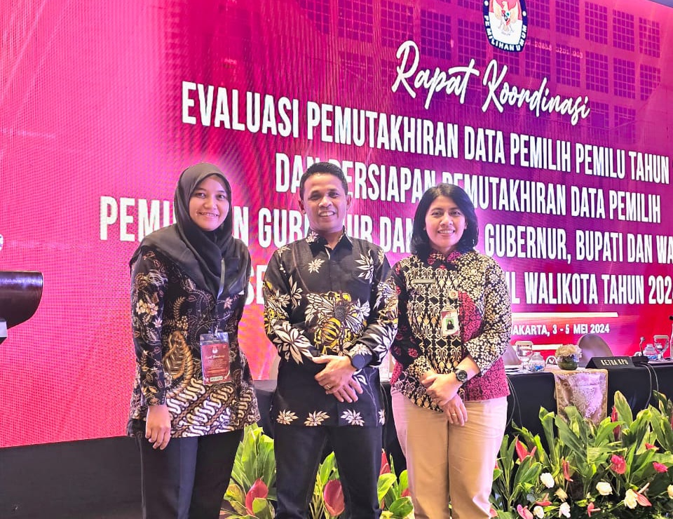 Ketua Divisi Perencanaan, Data dan Informasi KPU Riau Abdul Rahman (tengah) saat hadiri penyerahan DP4 oleh Kemendagri (foto:ist) 