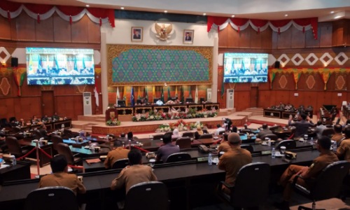 Suasana sidang paripurna di DPRD Riau banyak anggota dewan tak hadir.(foto: rico/halloriau.com)