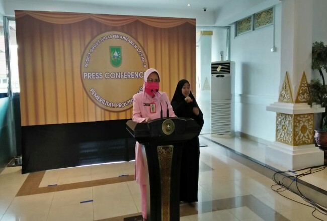Kadiskes Riau Mimi Yuliani Nazir saat konferensi pers.