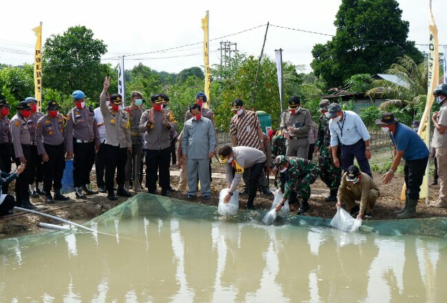 Kapolda Riau saat mengikuti kegiatan Gerakan Bakti Sosial Serentak Polri sektor pangan di Pelalawan. 