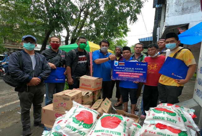 Majelis Ta’lim Karyawan PT XL Axiata Tbk (MTXL Axiata) bekerjasama dengan Pewarta Foto Indonesia (PFI) Medan menyalurkan bantuan untuk masyarakat yang terdampak banjir yang melanda Kota Medan dan sekitarnya. 