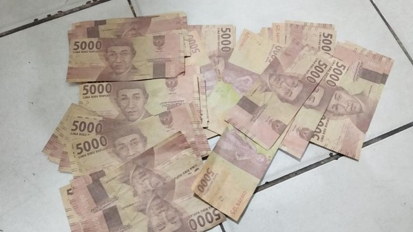 Barang bukti uang Rp5 ribu dipalsukan yang disita Polsek Sekupang (foto/ist)