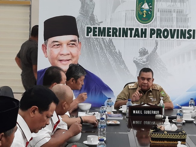 Wagubri Brigjen TNI (Purn) H Edy Natar Nasution menerima audiensi FPK Riau di Ruang rapat Rumah Dinas Wagubri, Selasa (21/06/2022).