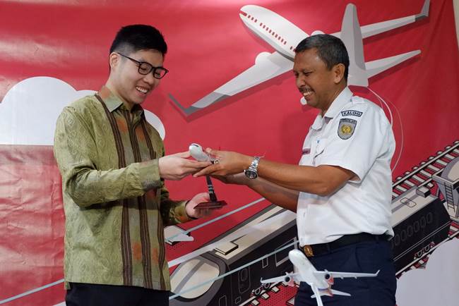 Penyerahan miniatur pesawat dari Direktur Utama Lion Parcel, Farian Kirana kepada Plt. Direktur Utama Kereta Api Logistik, Junaidi Nasution bertempat di kantor pusat Lion Parcel Jakarta, usai memorandum of understanding.