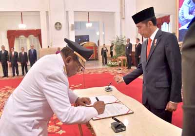 Gubernur Riau H Wan Thamrin Hasyim menandatangani berita acara pelantikan di Istana Negara Jakarta