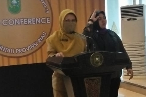 Kepala Dinas Kesehatan (Kadiskes) Riau, Mimi Yuliani Nazir saat konferensi pers.