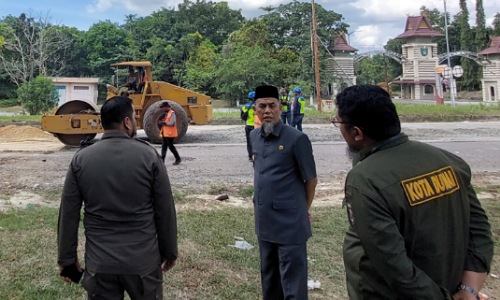 Walikota Dumai H Paisal meninjau perbaikan Jalan Perwira, Kota Dumai.(foto: bambang/halloriau.com)