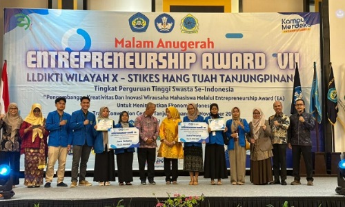 Rektor UIR, Prof Dr H Syafrinaldi SH MCL bersama dua tim UIR yang meraih prestasi EA Award VII 2023.(foto: istimewa)