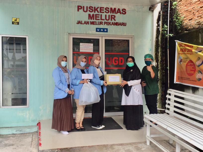 Tim DIAVO bersama tim lainnya menyalurkan donasi Alat Pelindung Diri (APD) ke Puskesmas di Pekanbaru.