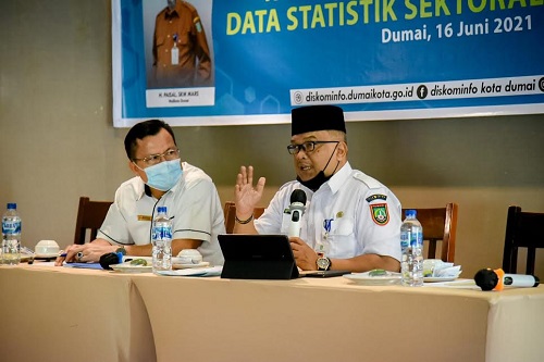 Plt Kepala Diskominfo Dumai Khairil Adli menyampaikan sambutan saat membuka FGD Sinkronisasi Data Statistik Sektoral Kota Dumai.

