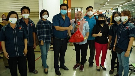 Armanto Lim (Ketua Panitia Bersama Baksos Imlek 2572) didampingi Dr Bebe Gani (Direktur UTD PMI Kota Pekanbaru) dan Panitia menyerahkan buah tangan kepada Pendonor, Sabtu, 16 Januari 2021. 