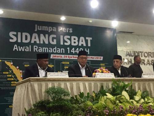Menag Lukman Hakim saat konferensi pers terkait awal Ramadan 1440 Hijriah di Auditorium Kemenag, Jakarta, Minggu (5/5/2019). FOTO : Harits Tryan Akhmad/Okezone